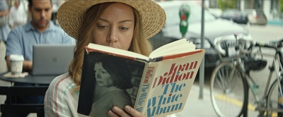 英格丽向西行剧照的剧照