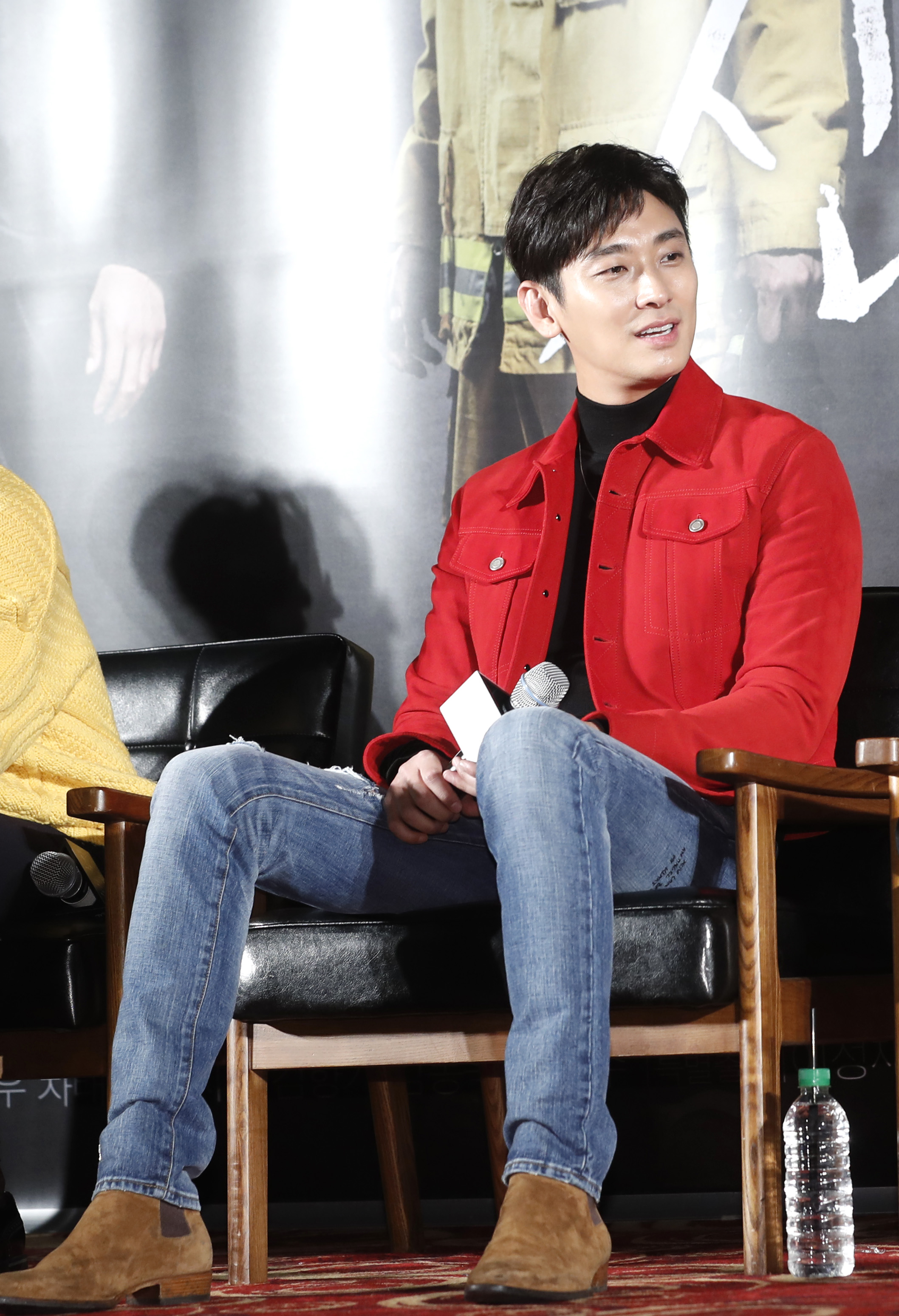 与神同行剧照的剧照