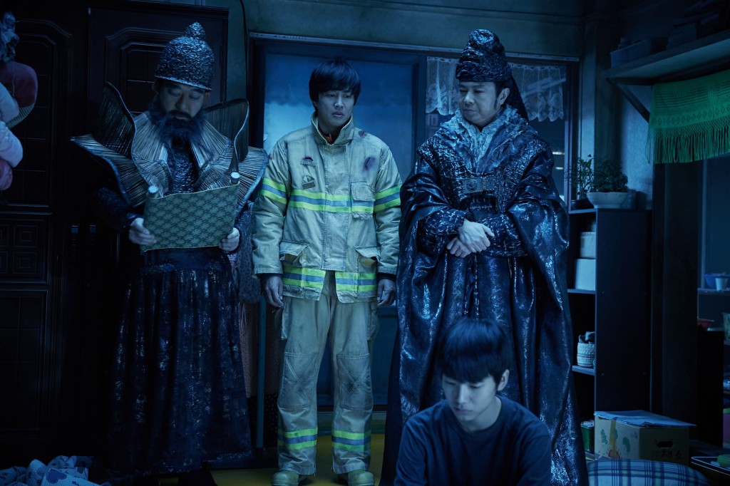 与神同行剧照的剧照