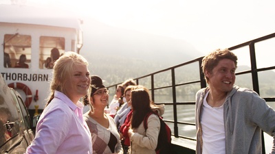 于特岛青年剧照的剧照