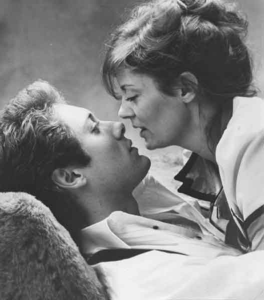 情挑六月花剧照的剧照