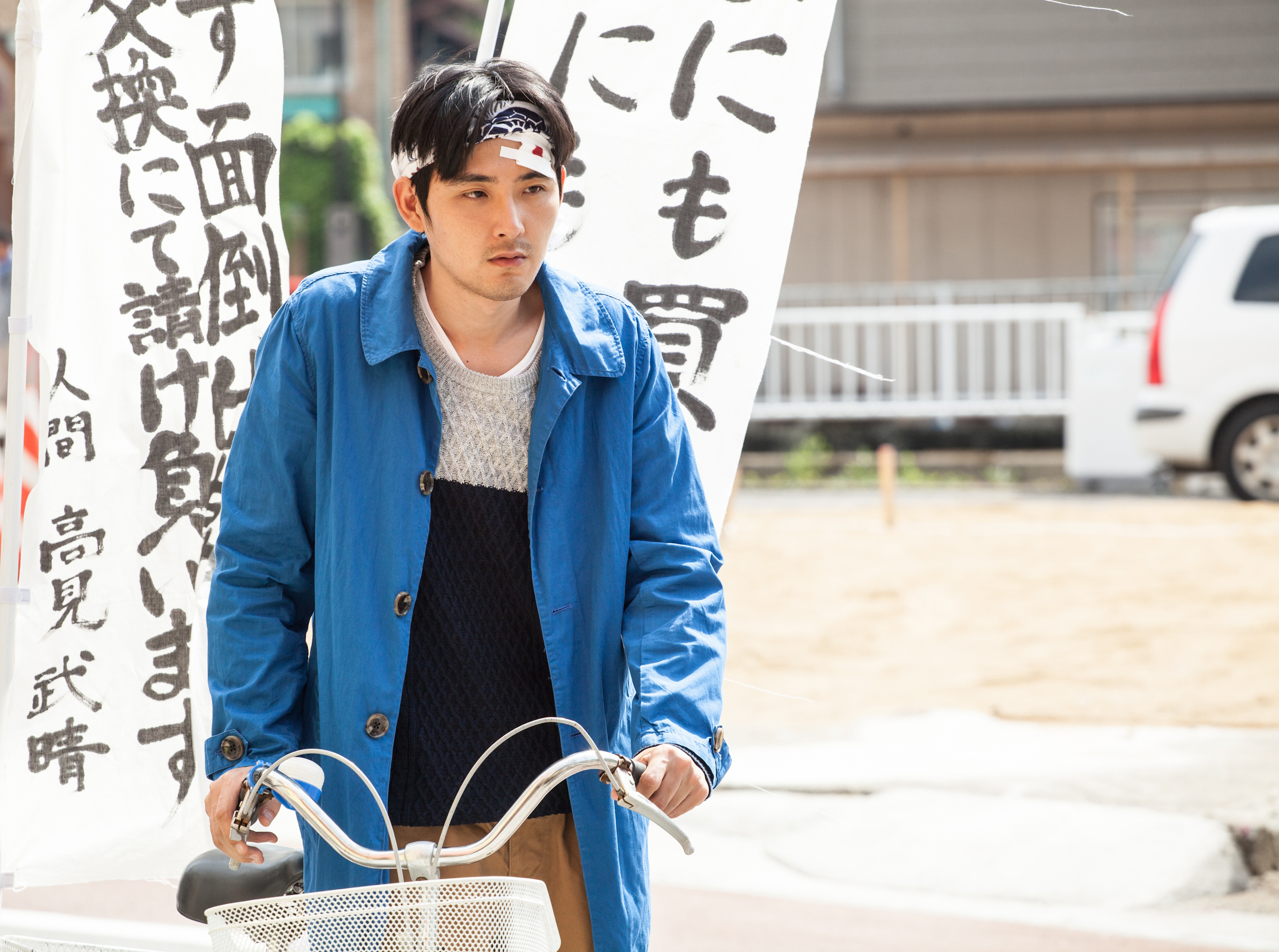 再见金钱，前往贫困村剧照的剧照