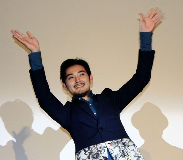 再见金钱，前往贫困村剧照的剧照