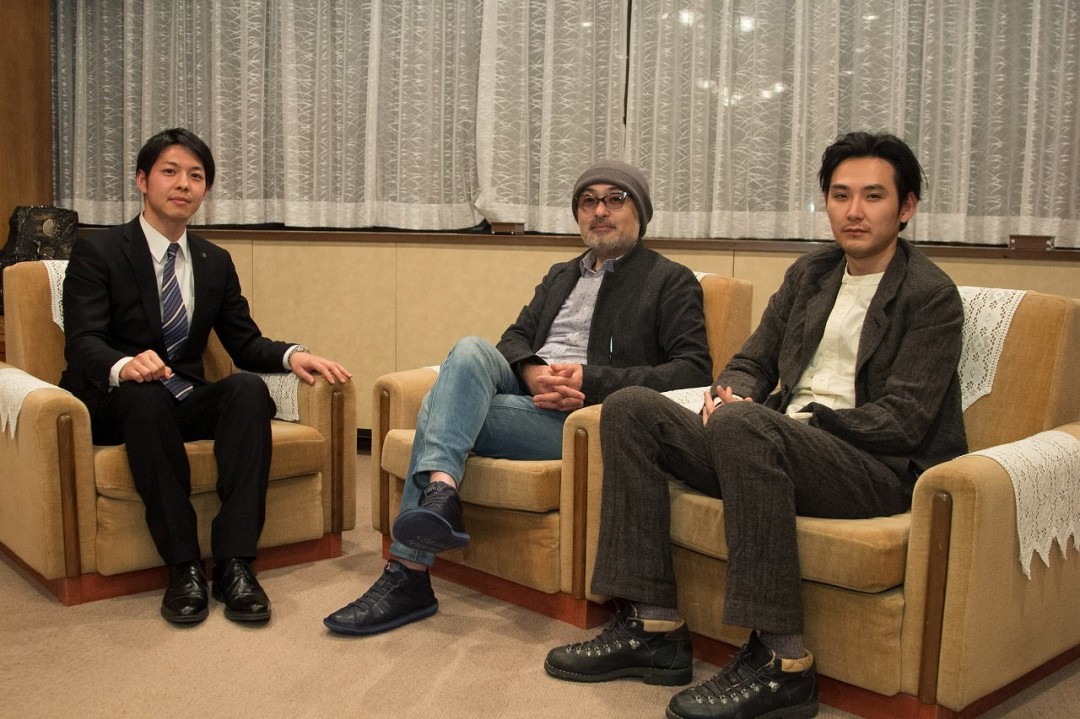 再见金钱，前往贫困村剧照的剧照