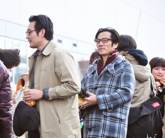 再见金钱，前往贫困村剧照的剧照