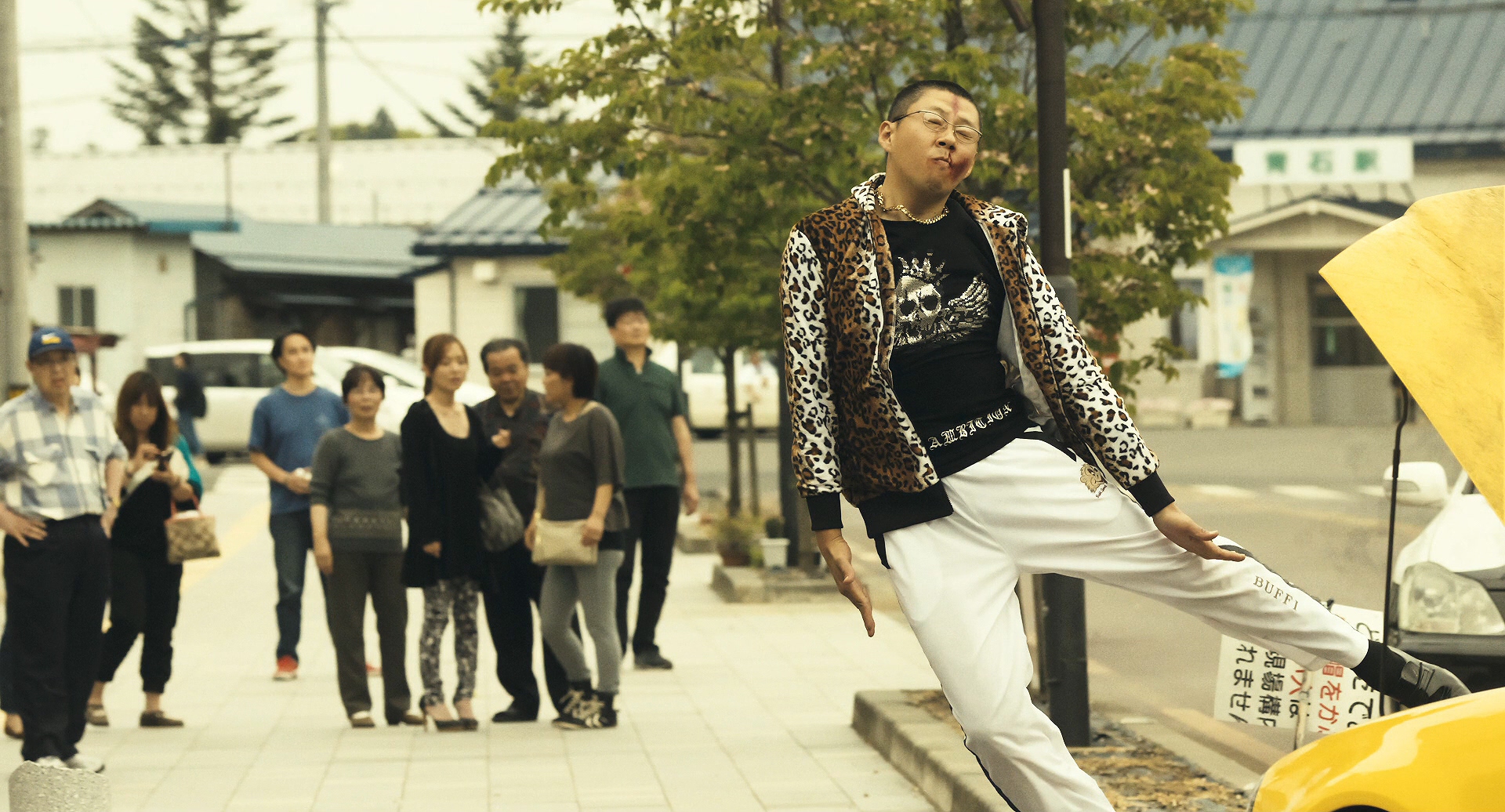 再见金钱，前往贫困村剧照的剧照