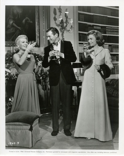 秋霜花落泪剧照的剧照