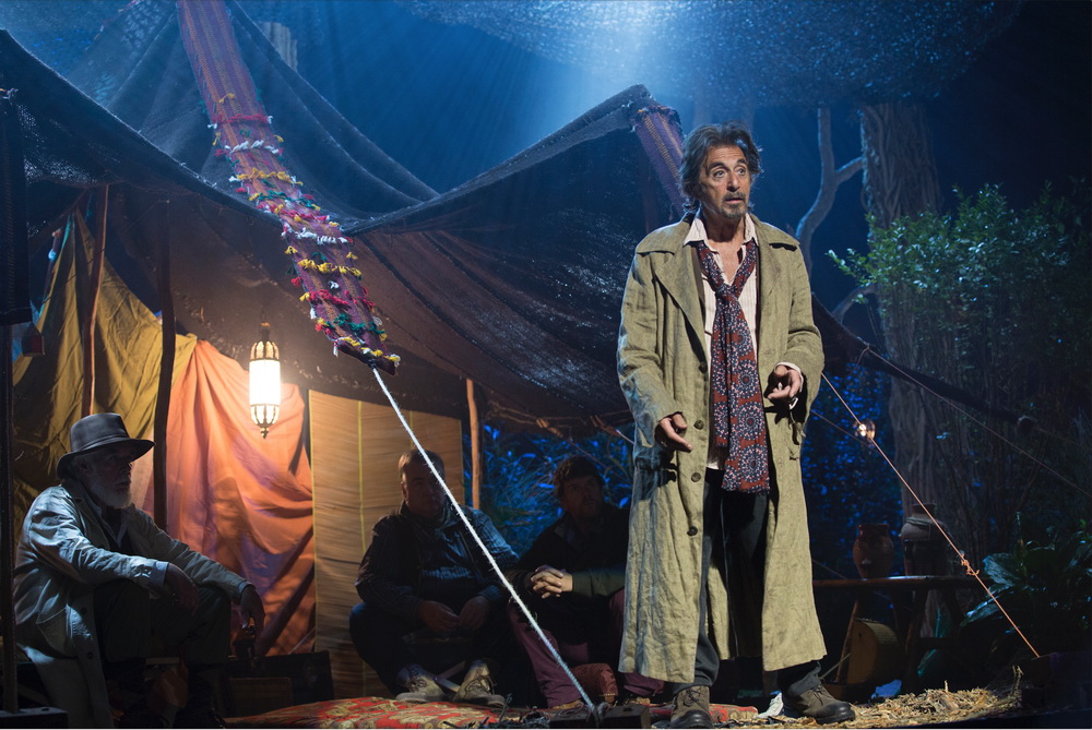 低入尘埃剧照的剧照