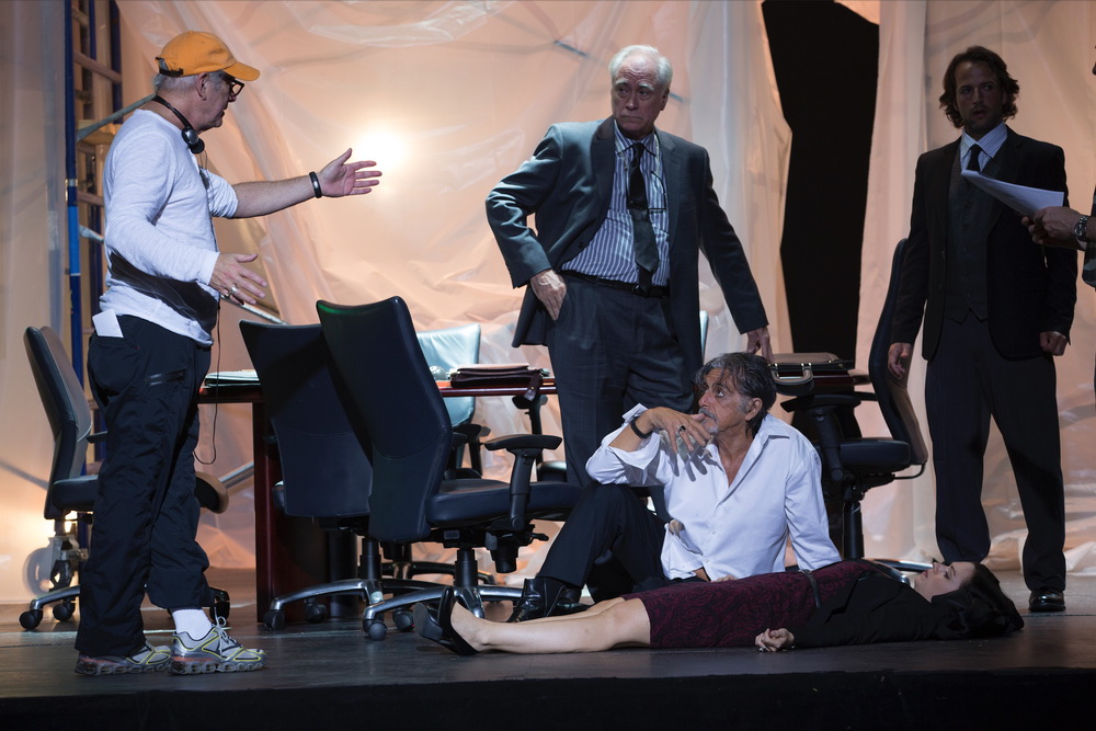 低入尘埃剧照的剧照