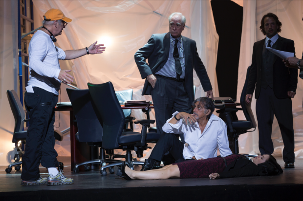 低入尘埃剧照的剧照