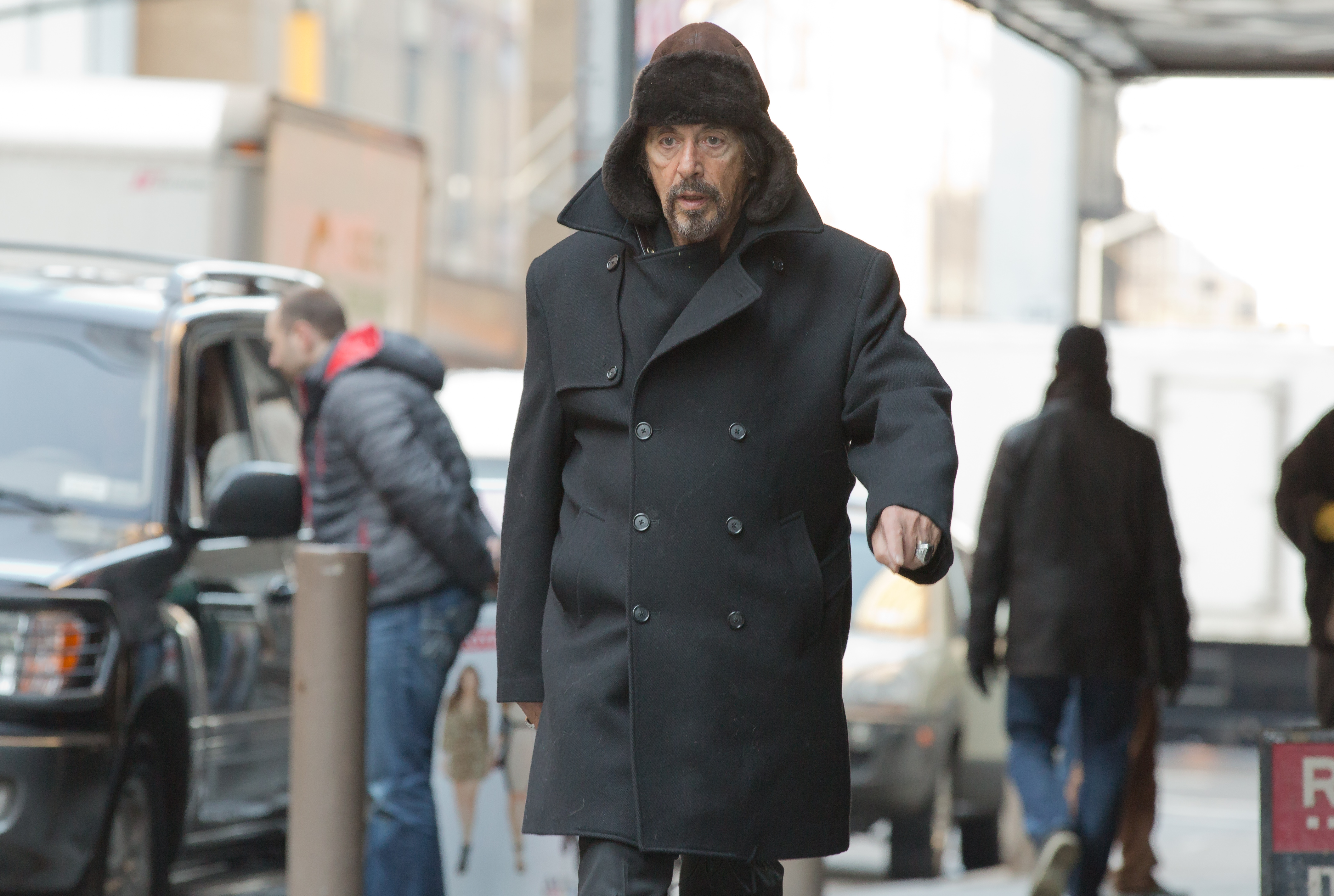 低入尘埃剧照的剧照