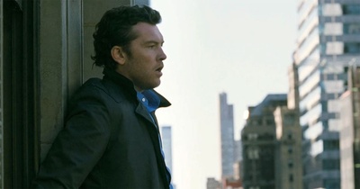 窗台上的男人剧照的剧照