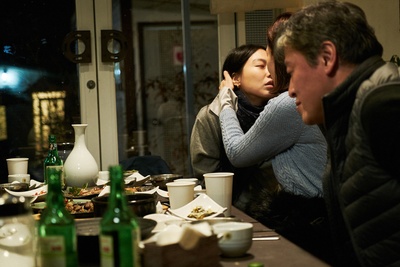 独自在夜晚的海边剧照的剧照