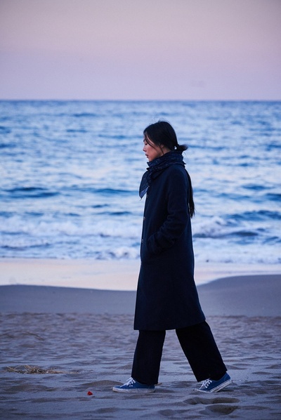 独自在夜晚的海边剧照的剧照