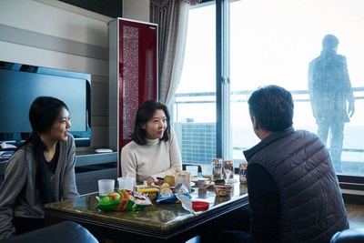 独自在夜晚的海边剧照的剧照