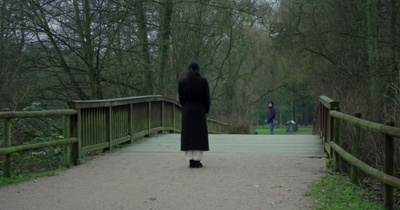 独自在夜晚的海边剧照的剧照