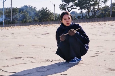 独自在夜晚的海边剧照的剧照