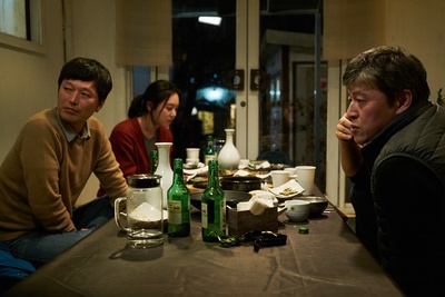 独自在夜晚的海边剧照的剧照