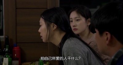 独自在夜晚的海边剧照的剧照