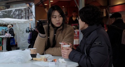 独自在夜晚的海边剧照的剧照