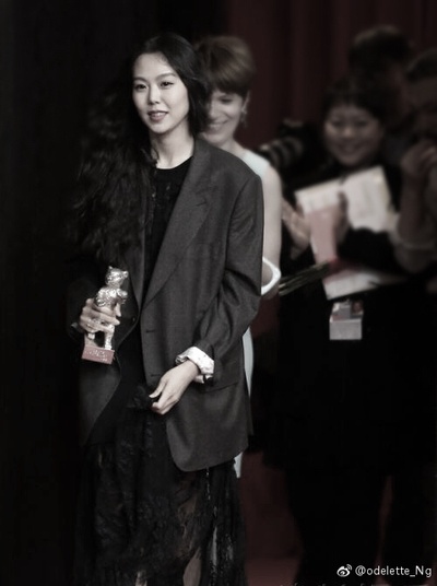 独自在夜晚的海边剧照的剧照