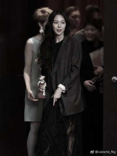 独自在夜晚的海边剧照的剧照