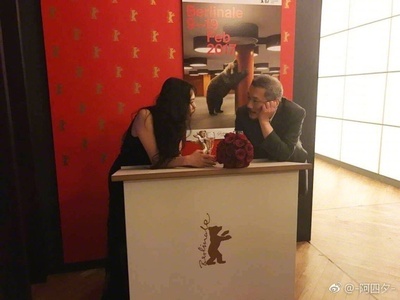 独自在夜晚的海边剧照的剧照