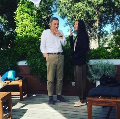 独自在夜晚的海边剧照的剧照