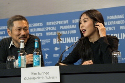 独自在夜晚的海边剧照的剧照