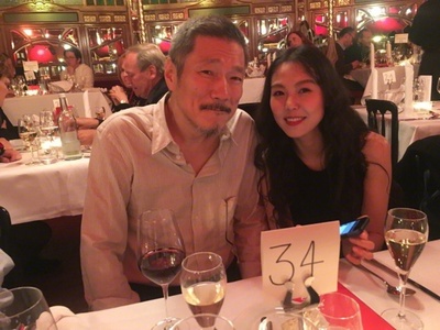 独自在夜晚的海边剧照的剧照