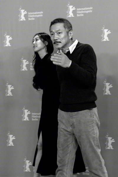 独自在夜晚的海边剧照的剧照