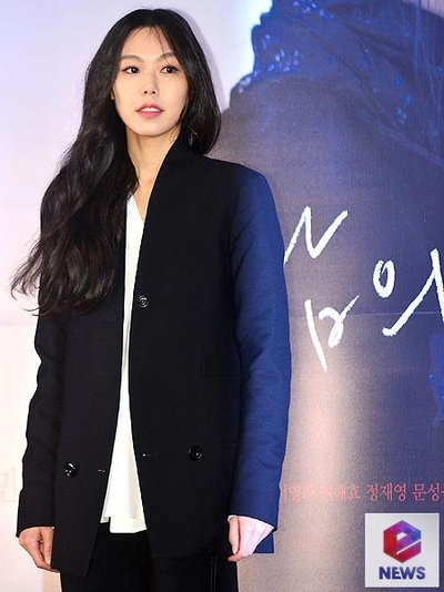 独自在夜晚的海边剧照的剧照