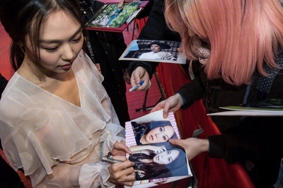 独自在夜晚的海边剧照的剧照