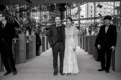 独自在夜晚的海边剧照的剧照