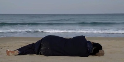 独自在夜晚的海边剧照的剧照