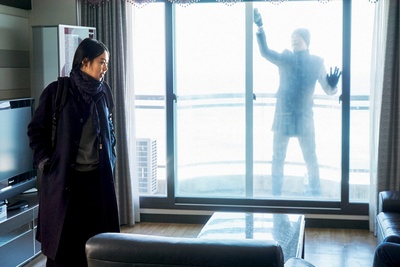 独自在夜晚的海边剧照的剧照