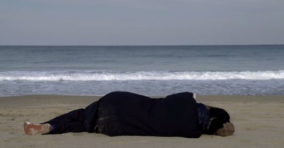 独自在夜晚的海边剧照的剧照