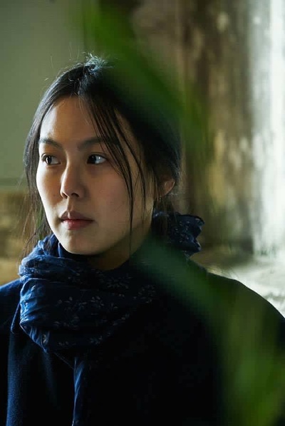 独自在夜晚的海边剧照的剧照