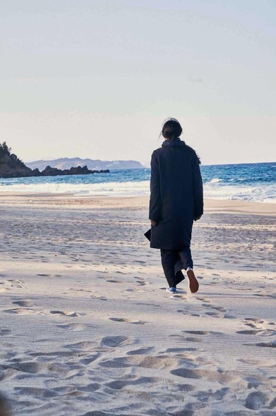 独自在夜晚的海边剧照的剧照