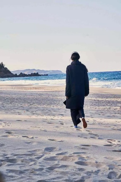 独自在夜晚的海边剧照的剧照