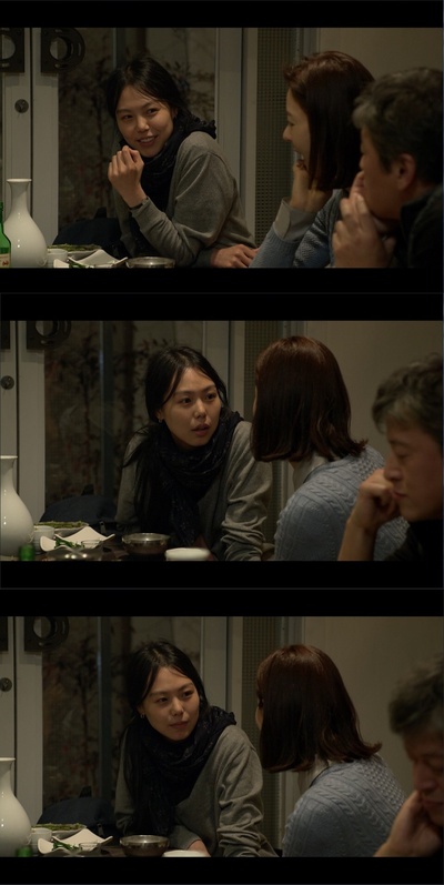 独自在夜晚的海边剧照的剧照