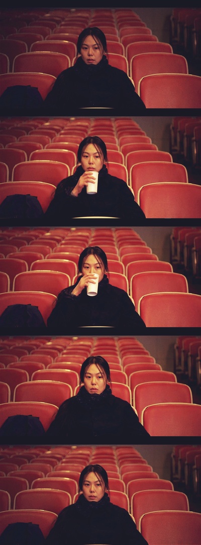 独自在夜晚的海边剧照的剧照