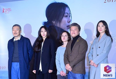 独自在夜晚的海边剧照的剧照