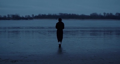 独自在夜晚的海边剧照的剧照