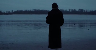 独自在夜晚的海边剧照的剧照