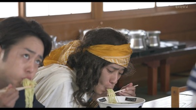 生活艰难也许快乐剧照的剧照