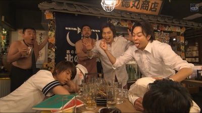 生活艰难也许快乐剧照的剧照