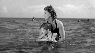 孩子在看着我们剧照的剧照