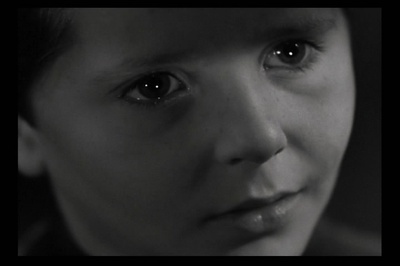 孩子在看着我们剧照的剧照