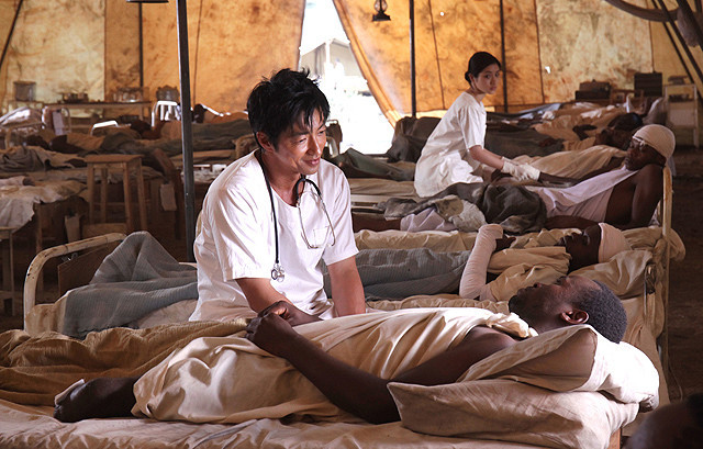 迎风而立的狮子剧照的剧照